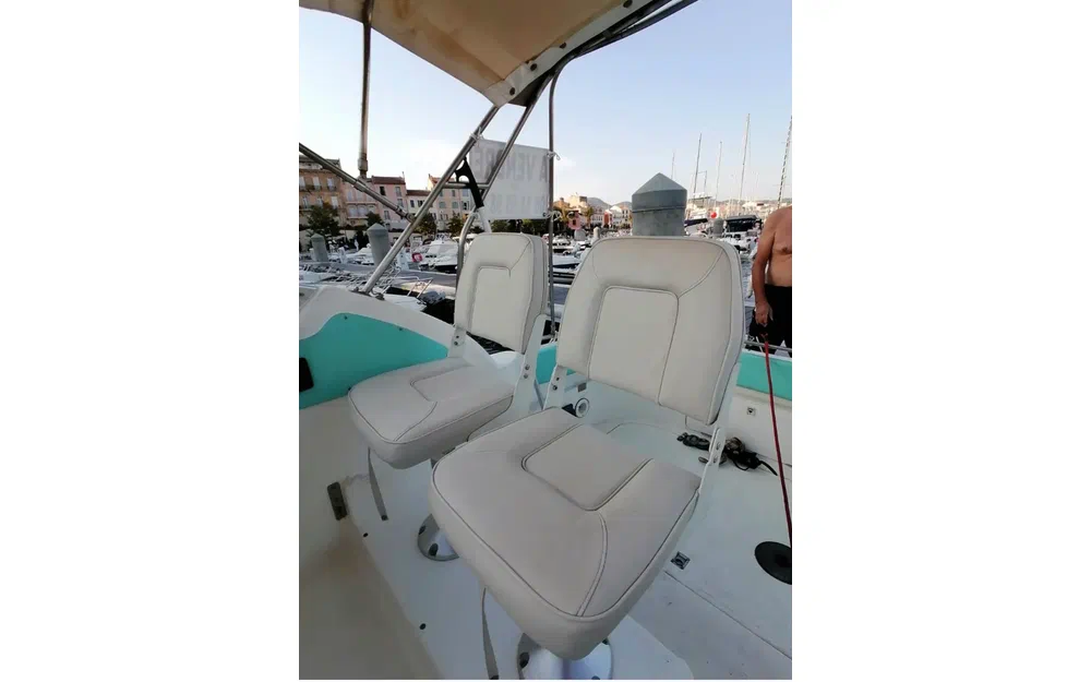 slider 7 Sealine 230 Senator