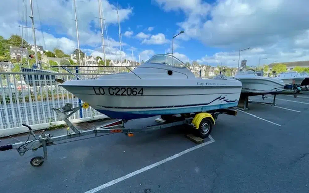 slider 1 B2 Marine Cap Ferret 502 Cabin Cruiser Swing