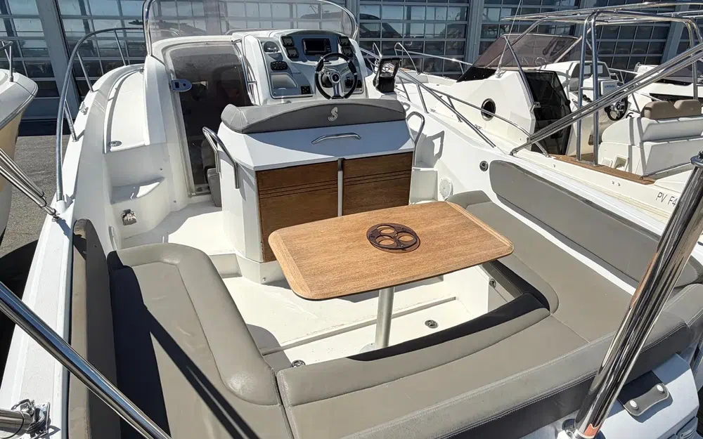 slider 1 Beneteau Flyer 850 Sun Deck