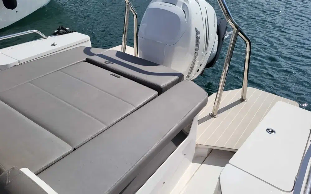 slider 10 Axopar 28 Open