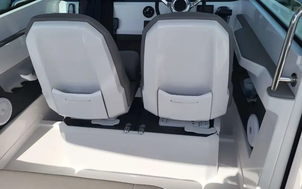 slider 13 Axopar 28 Open