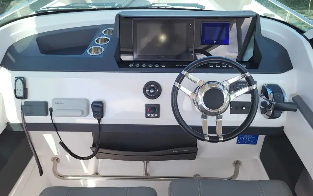 slider 15 Axopar 28 Open