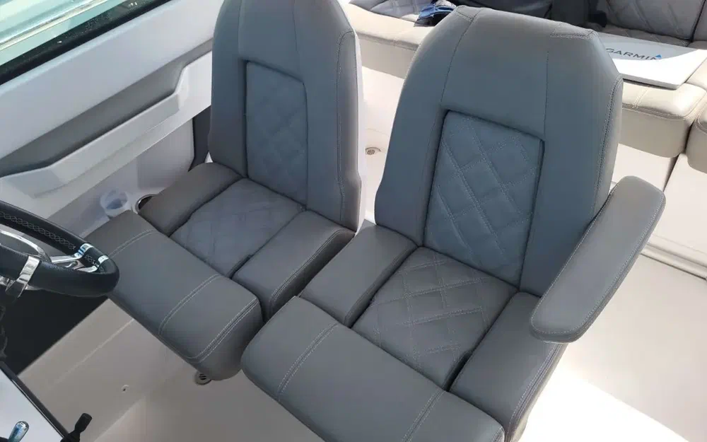 slider 17 Axopar 28 Open