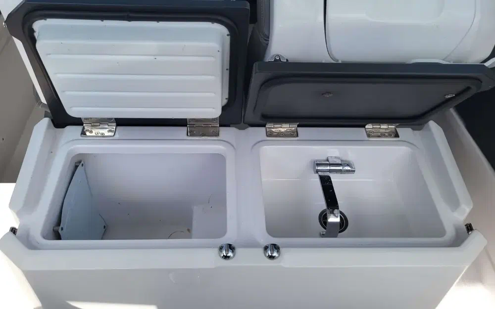 slider 18 Axopar 28 Open