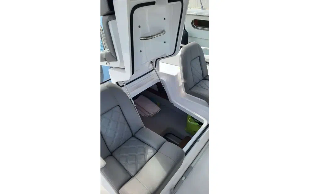 slider 25 Axopar 28 Open