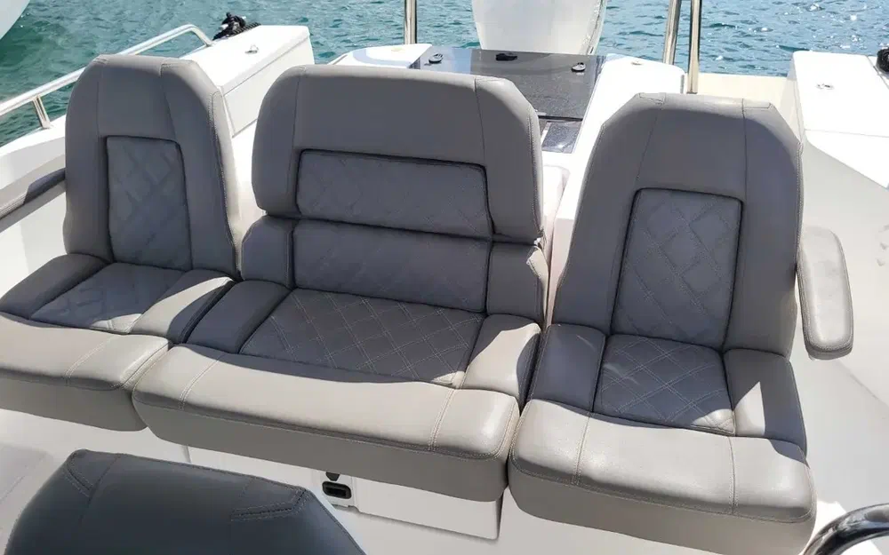 slider 4 Axopar 28 Open