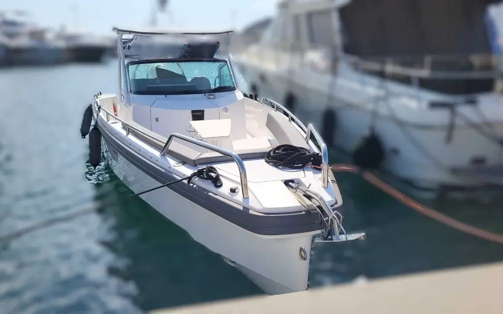 slider 5 Axopar 28 Open