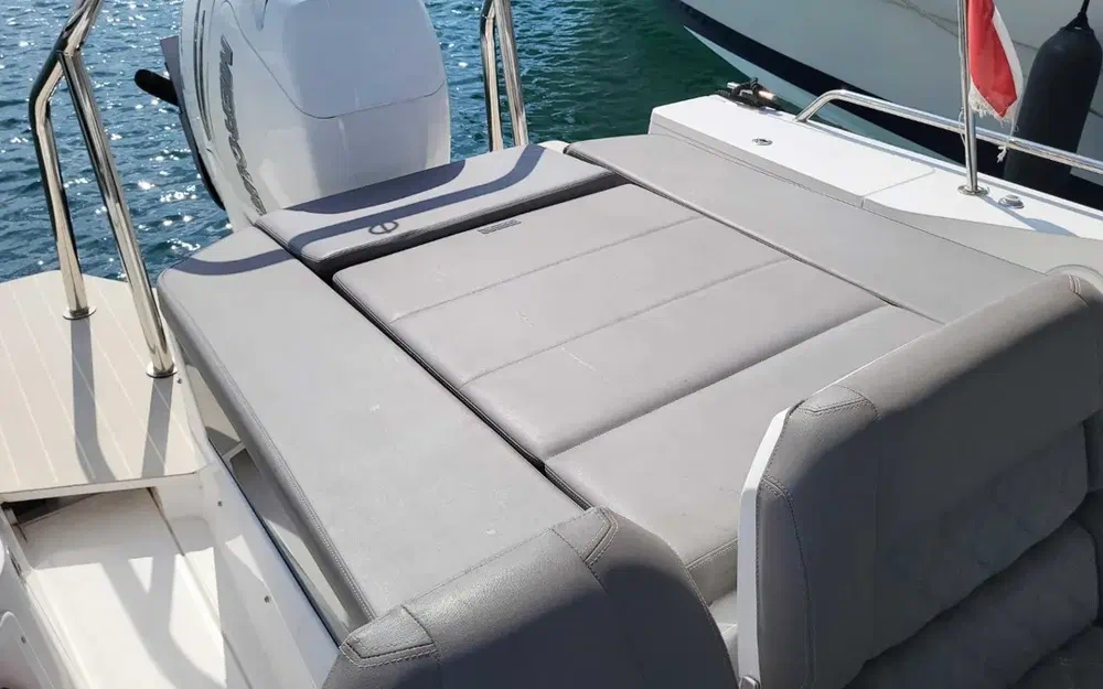 slider 6 Axopar 28 Open