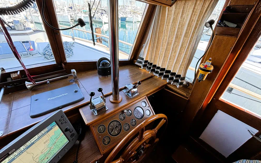 slider 13 Grand Banks 42 Classic