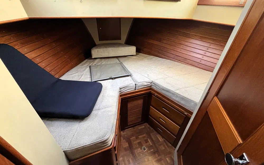 slider 14 Grand Banks 42 Classic