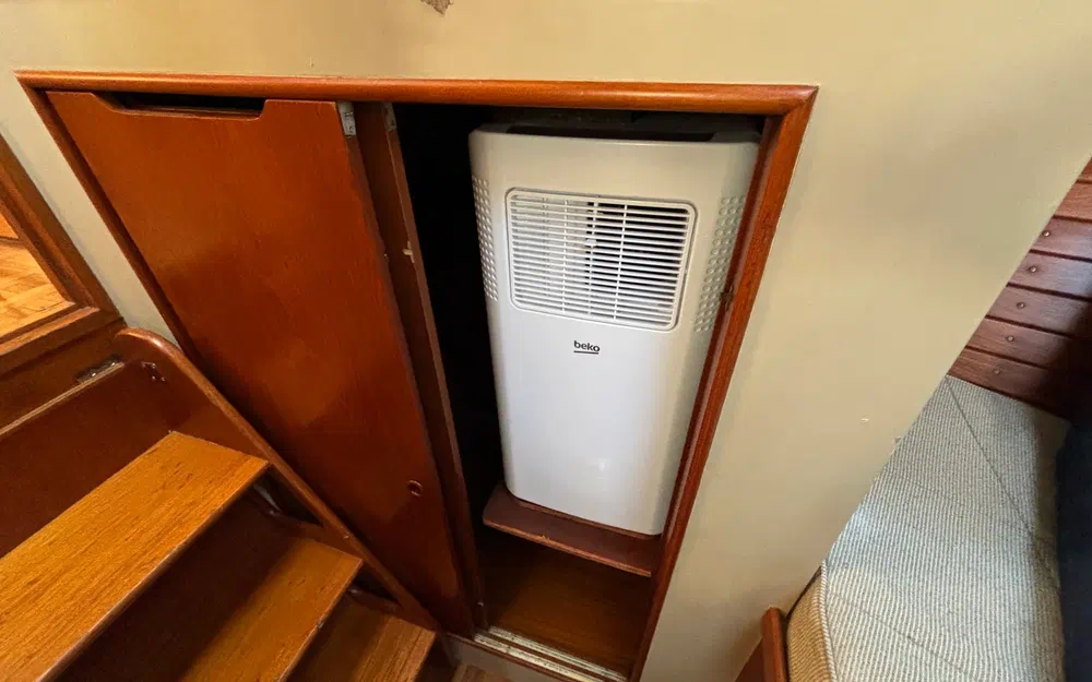 slider 16 Grand Banks 42 Classic