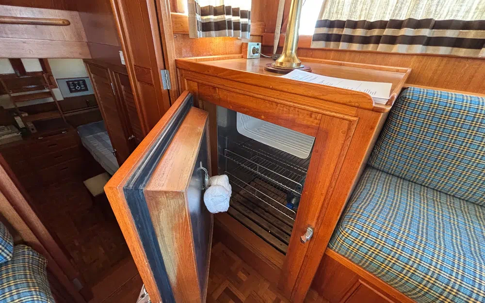 slider 17 Grand Banks 42 Classic