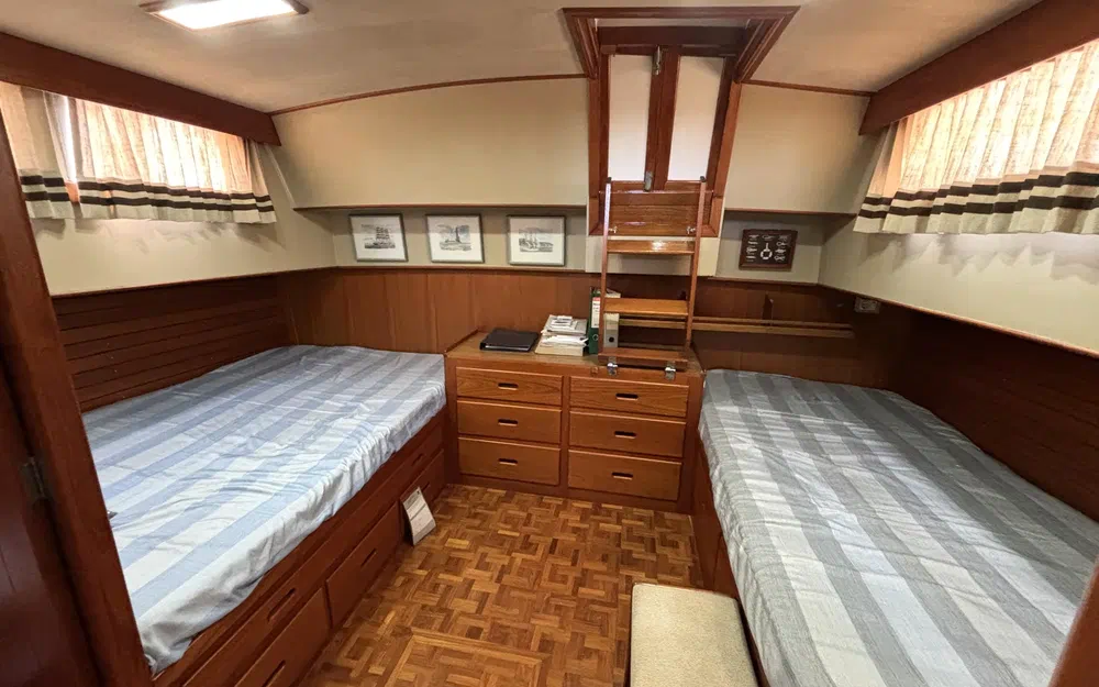 slider 21 Grand Banks 42 Classic