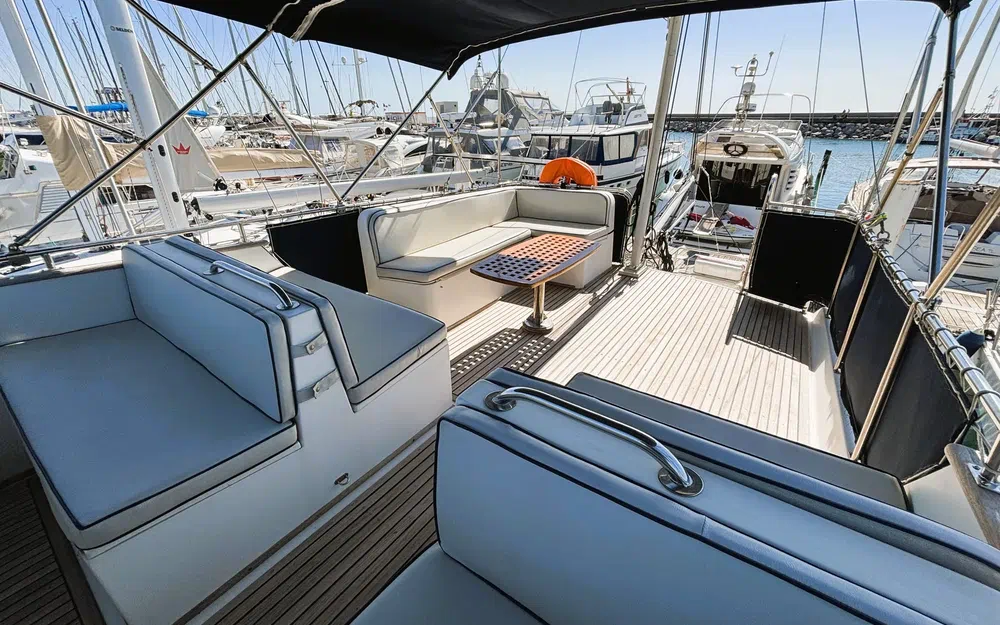 slider 5 Grand Banks 42 Classic