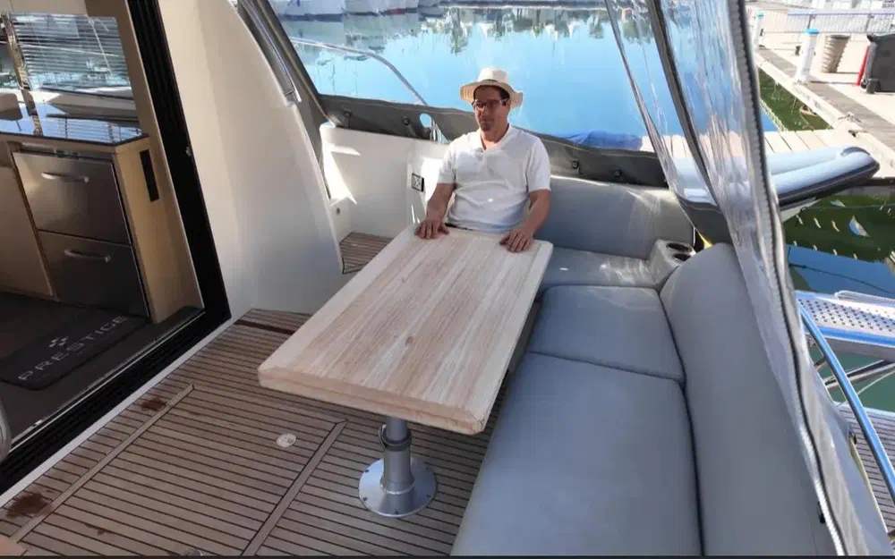 slider 1 Prestige Yachts 420 Fly