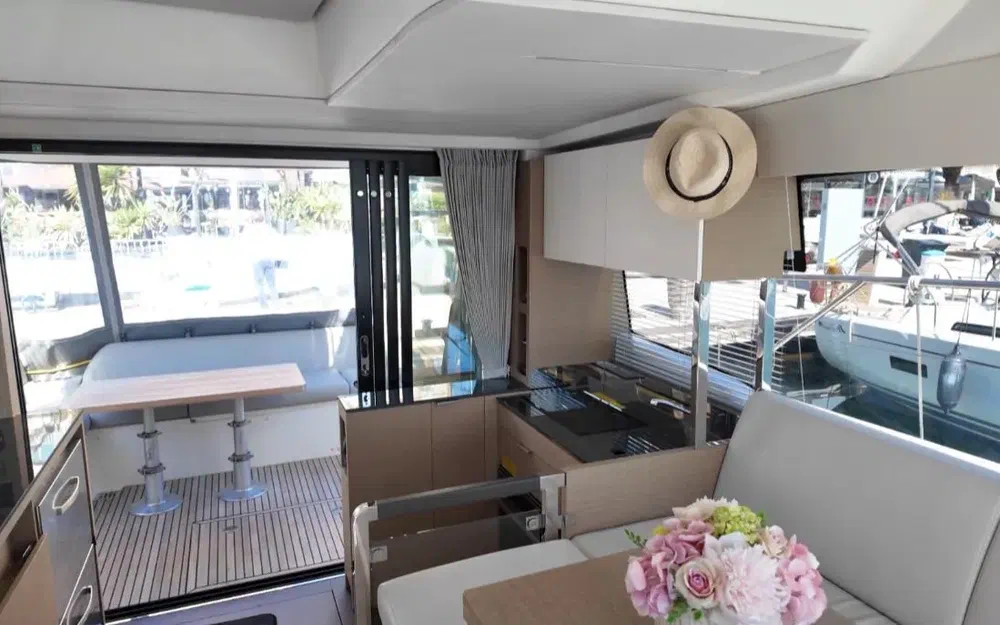 slider 4 Prestige Yachts 420 Fly