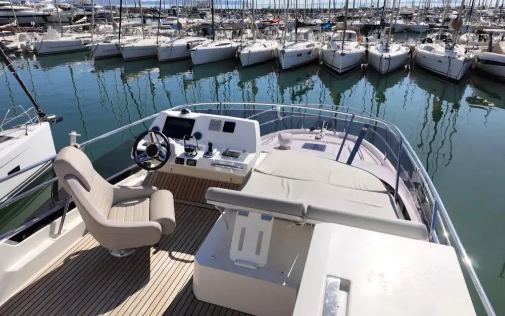 slider 8 Prestige Yachts 420 Fly