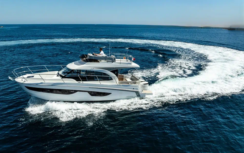 slider 0 Beneteau Antares 11