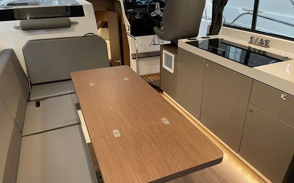 slider 34 Beneteau Antares 11