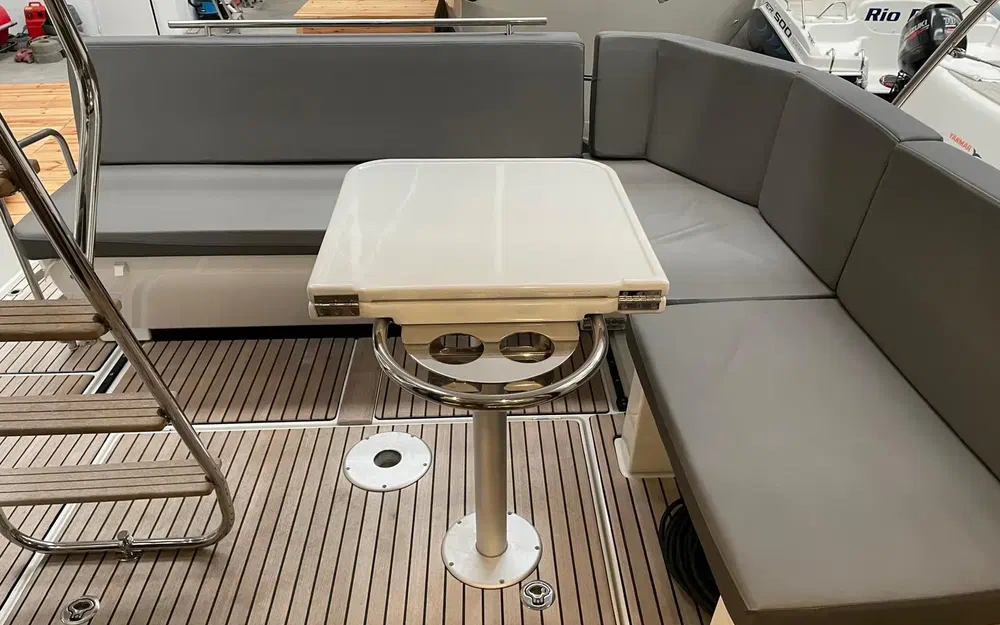 slider 35 Beneteau Antares 11