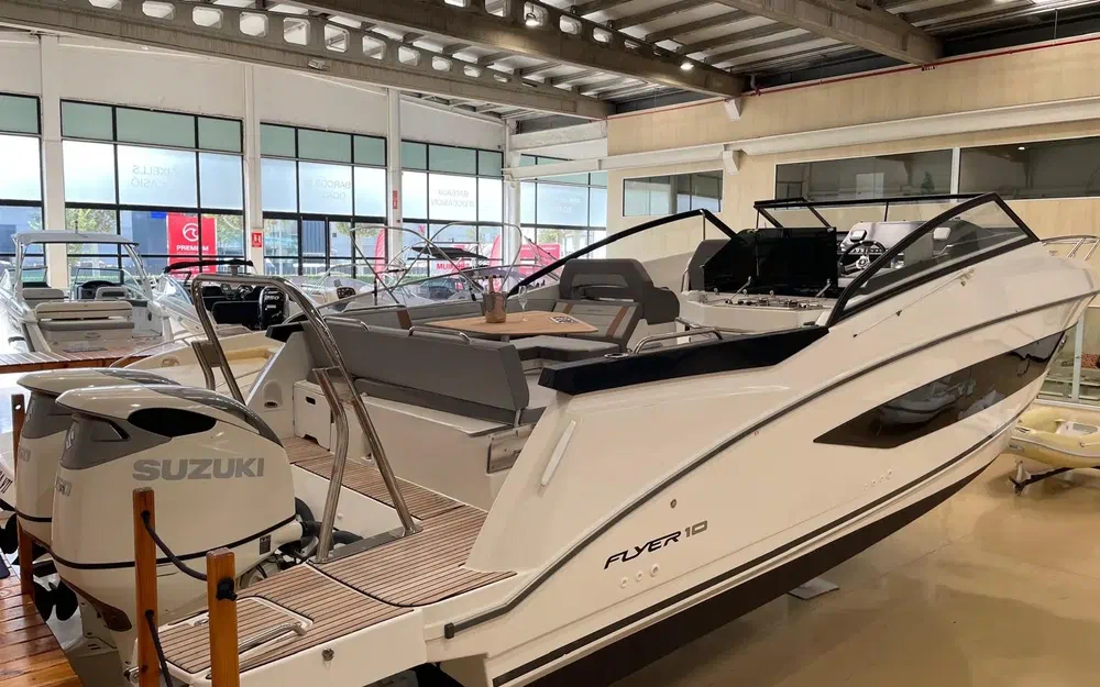 slider 1 Beneteau Flyer 10