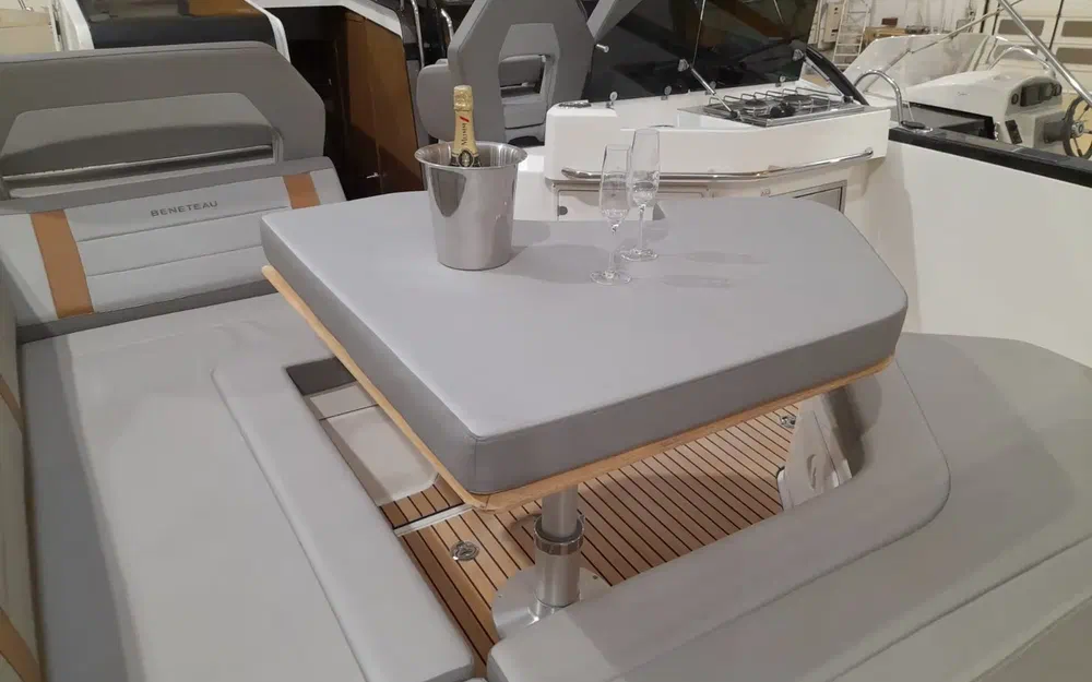 slider 5 Beneteau Flyer 10