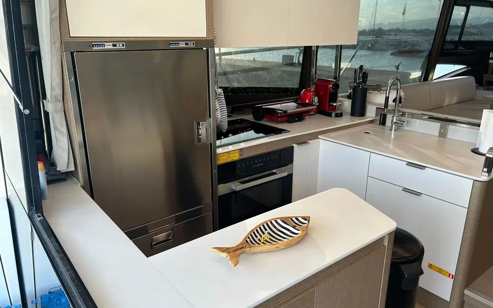 slider 12 Prestige Yachts 590 Fly