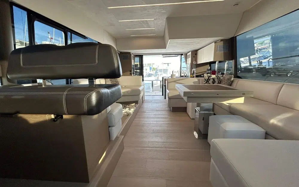 slider 28 Prestige Yachts 590 Fly