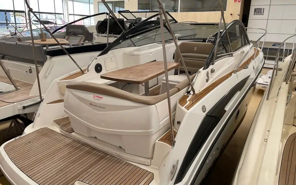 slider 2 Beneteau Monte Carlo 27