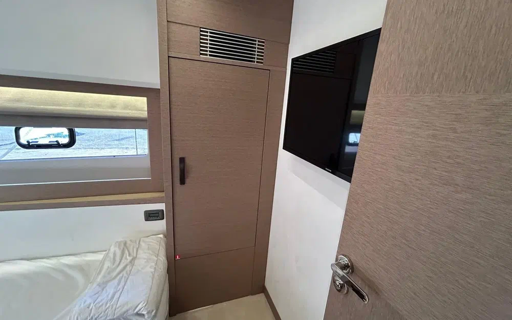 slider 17 Prestige Yachts 590 Fly