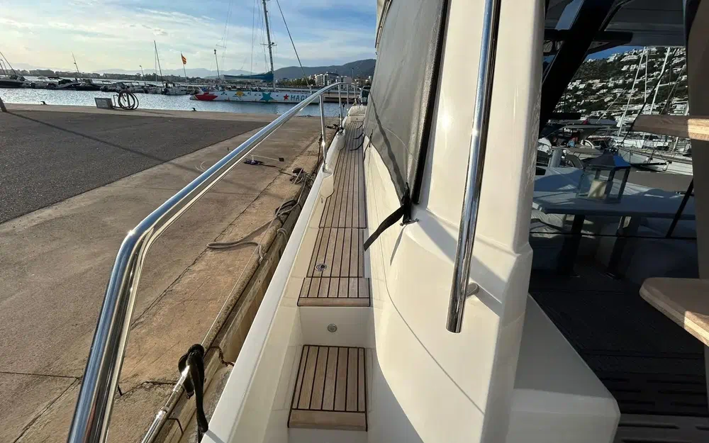 slider 7 Prestige Yachts 590 Fly
