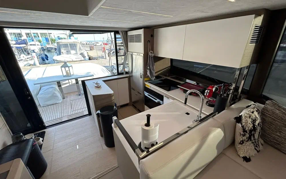 slider 8 Beneteau Monte Carlo 27