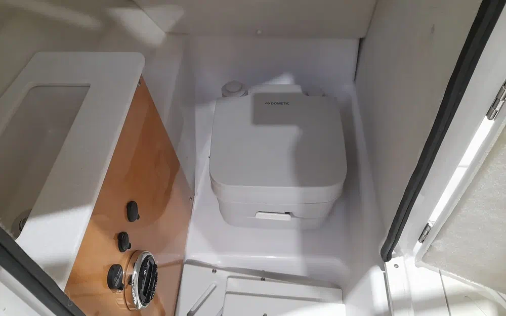 slider 11 Glastron GTS 240