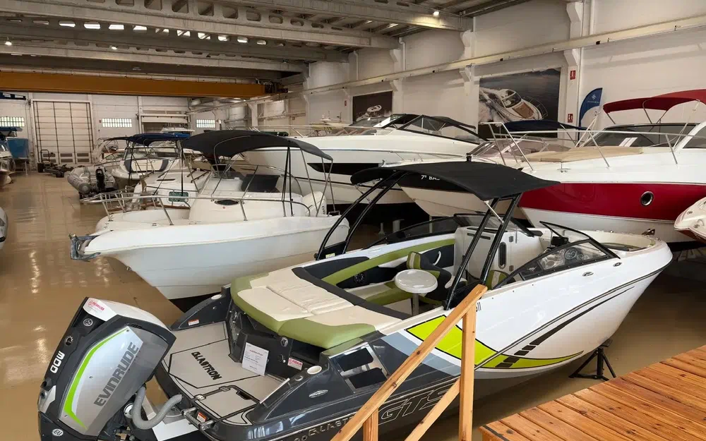 slider 16 Glastron GTS 240