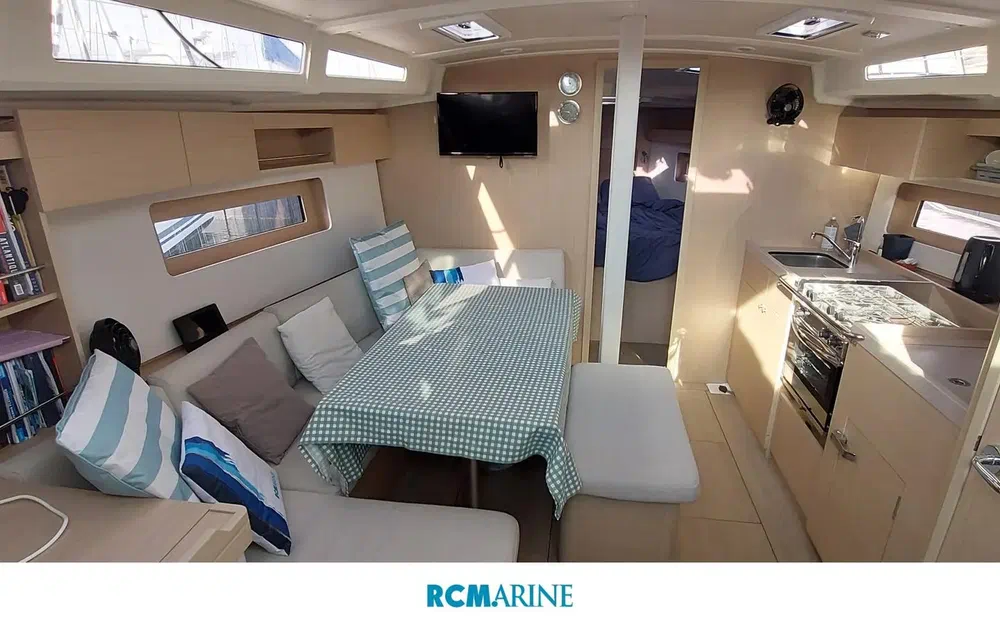 slider 6 Beneteau Oceanis 37.1