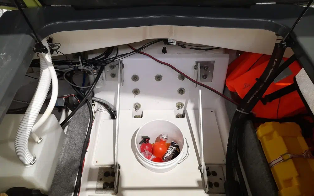 slider 12 Glastron GTS 240