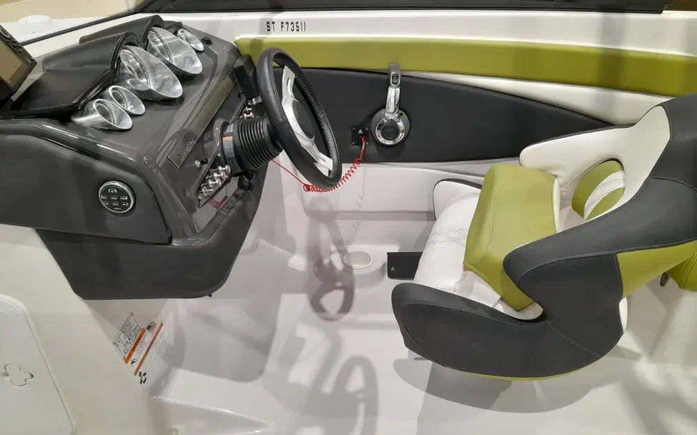 slider 8 Glastron GTS 240