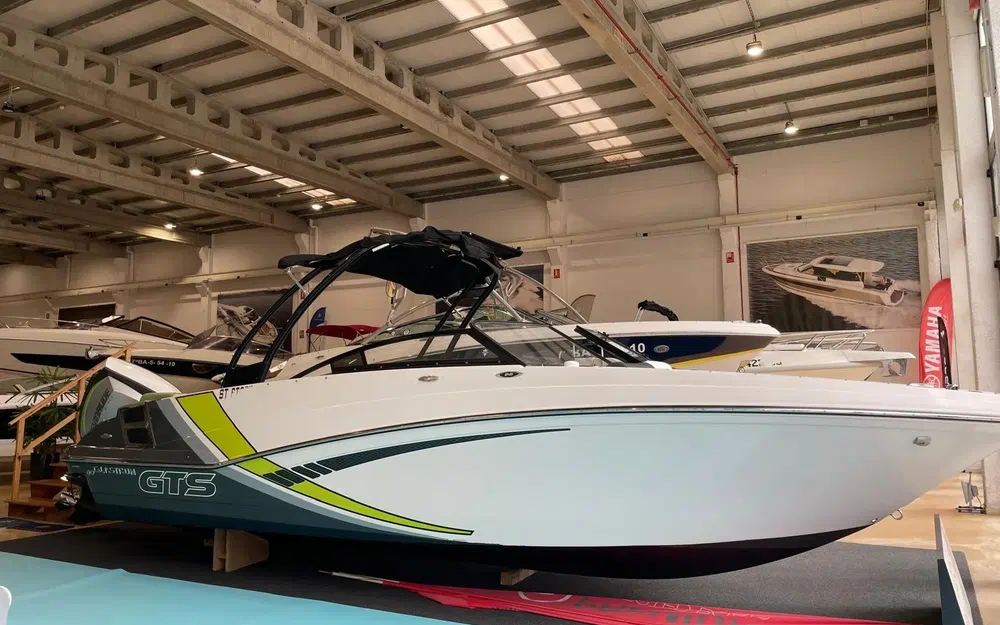 slider 13 Glastron GTS 240