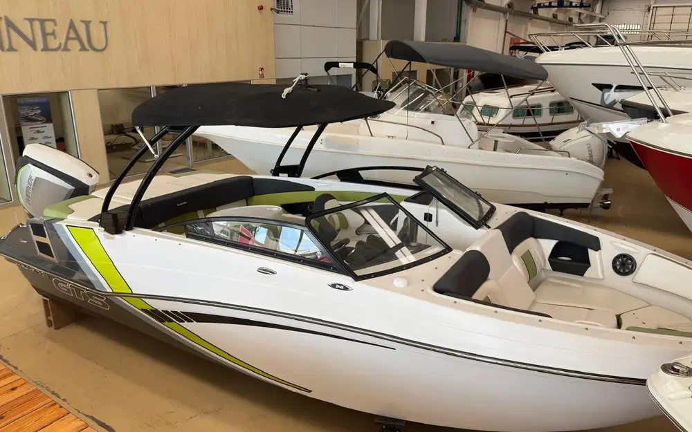 slider 15 Glastron GTS 240