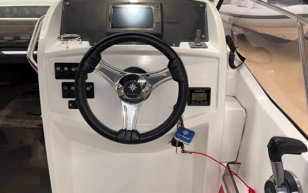 slider 7 Jeanneau Leader 8