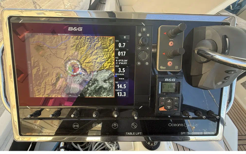 slider 10 Beneteau Oceanis Yacht 62