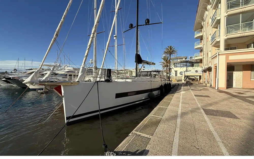 slider 1 Beneteau Oceanis Yacht 62