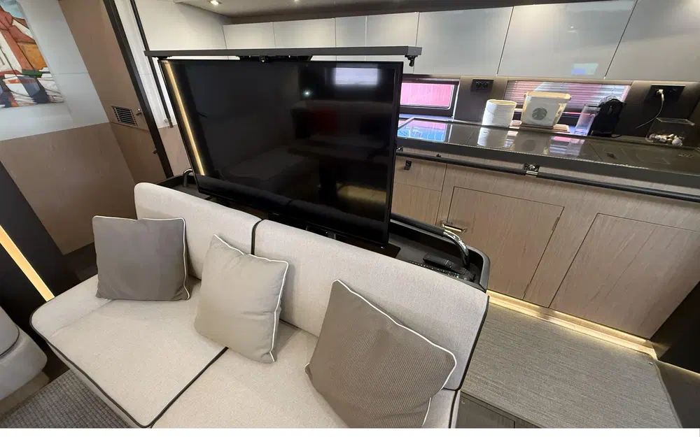 slider 21 Beneteau Oceanis Yacht 62