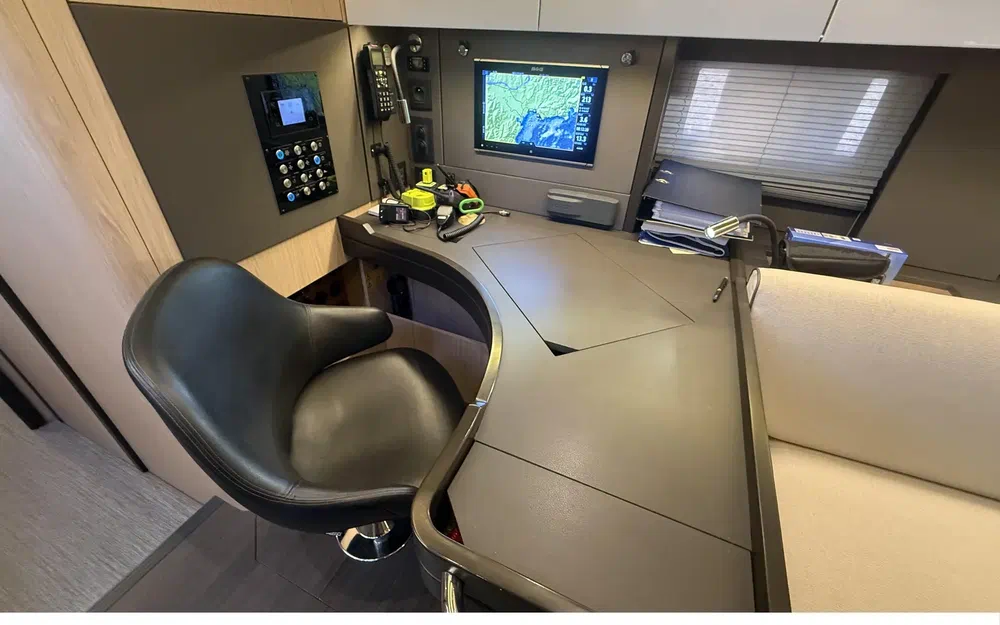 slider 23 Beneteau Oceanis Yacht 62