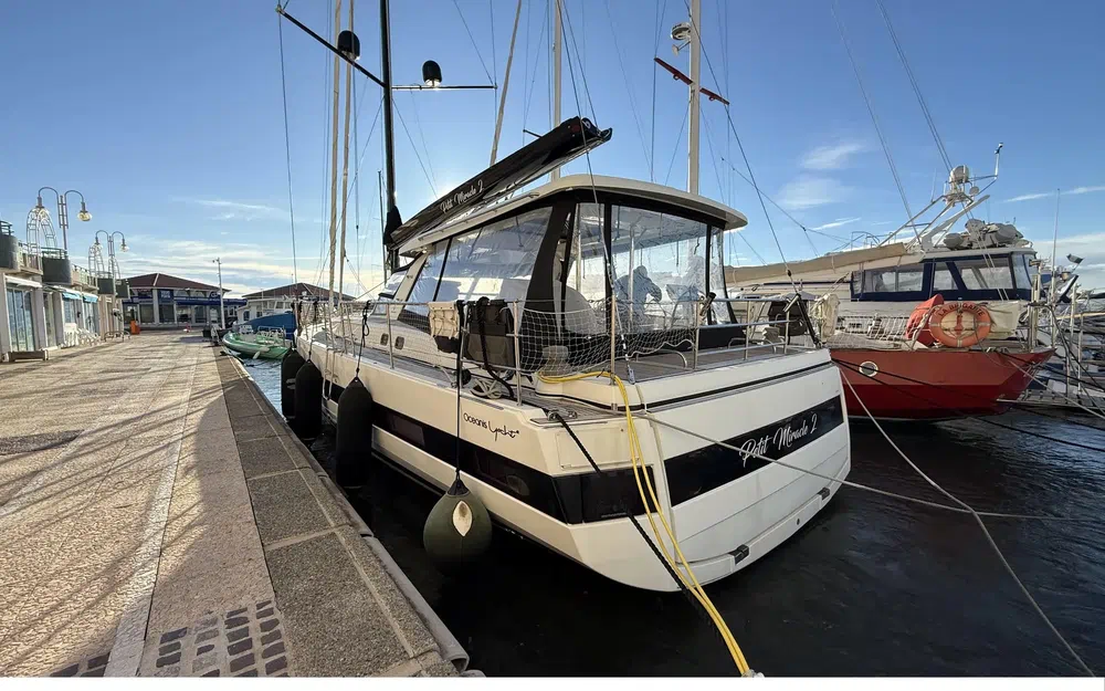 slider 2 Beneteau Oceanis Yacht 62