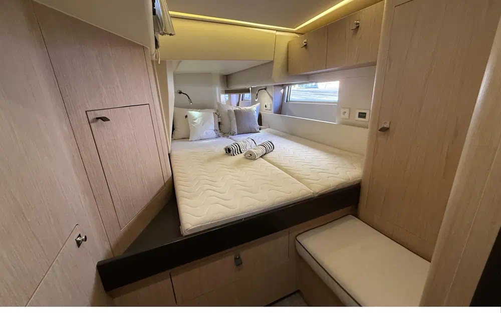 slider 32 Beneteau Oceanis Yacht 62