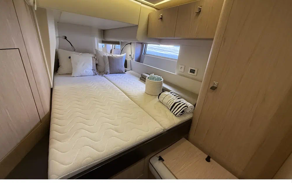 slider 33 Beneteau Oceanis Yacht 62