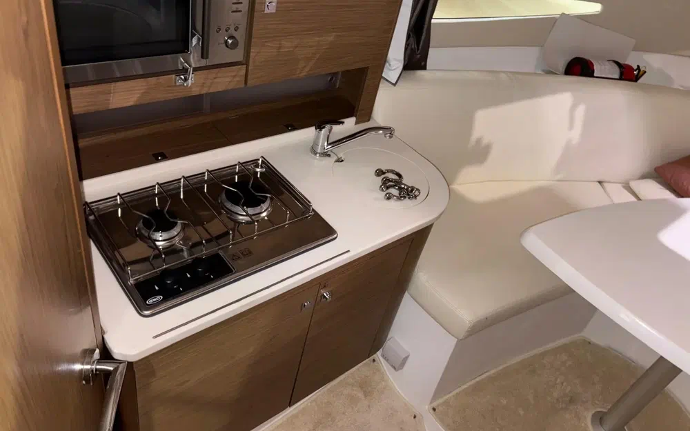 slider 10 Jeanneau Leader 8