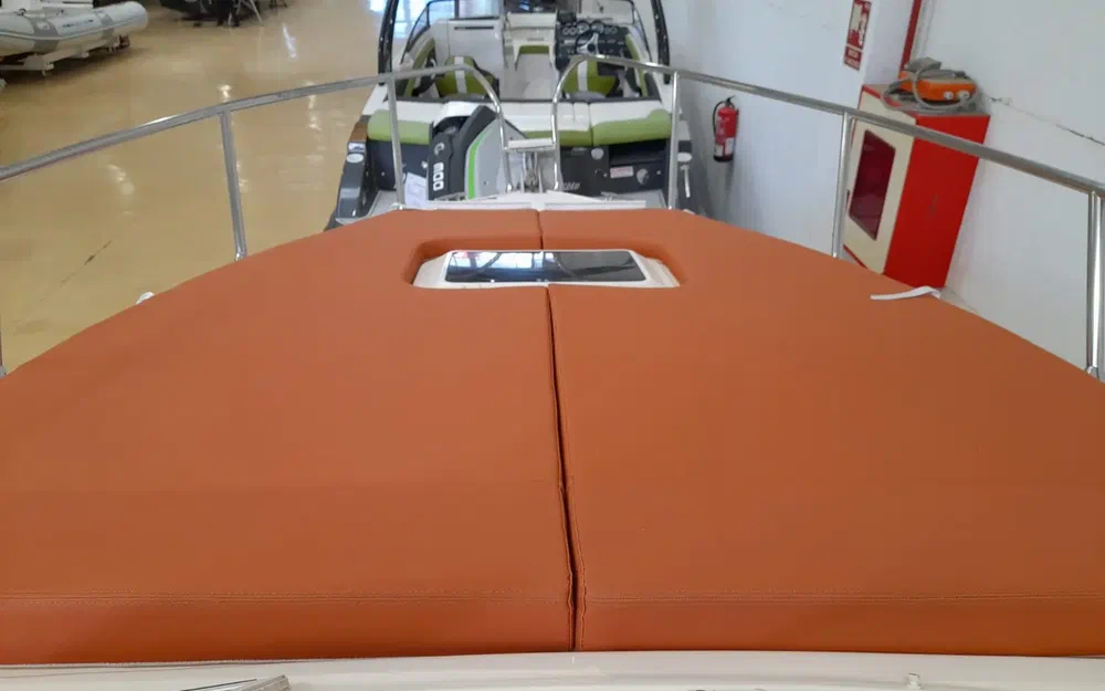 slider 1 Coverline 710 Cabin