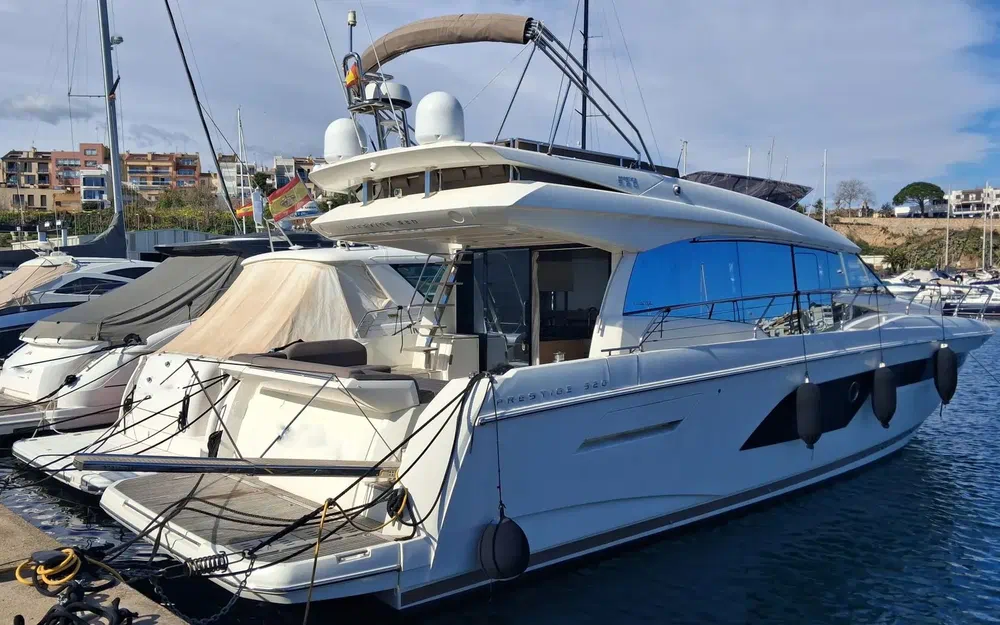 slider 0 Prestige Yachts 520 Fly